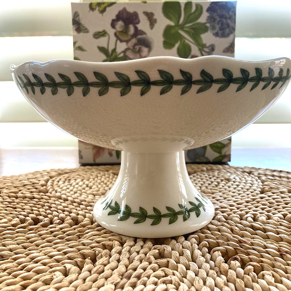 New Gift Boxed Portmeirion Botanic Garden scalloped edge footed bowl.